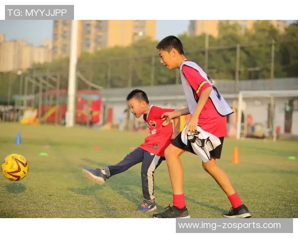 激发孩子潜能小学足球兴趣班助力快乐成长与团队合作精神培养